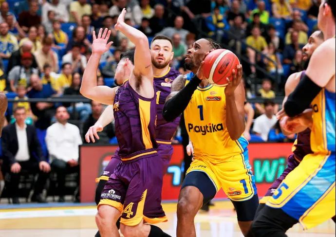 אנטוניוס קליבלנד מכבי תל אביב נגד הפועל חולון