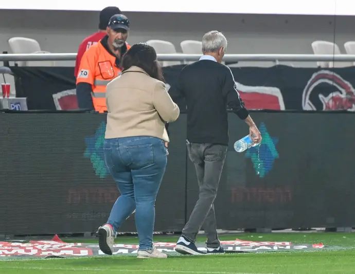 אנשי הפועל תל אביב שופכים מי מלח על קו השער נגד הנאחס