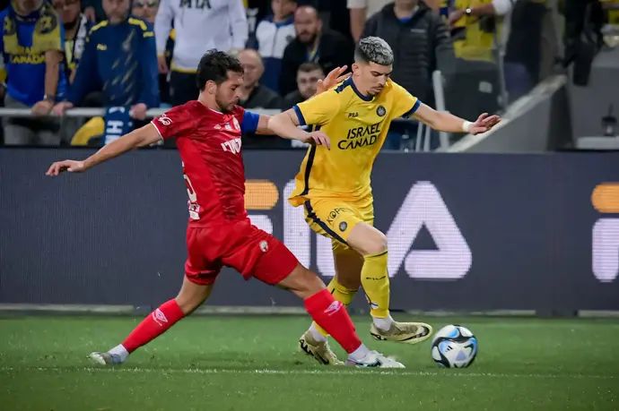 שחקן מכבי תל אביב דור תורג'מן, מול שחקן הפועל באר שבע מריאנו באריירו