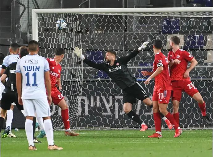 אמיליוס זובאס, שוער הפועל תל אביב, סופג נגד הפועל פתח תקוה