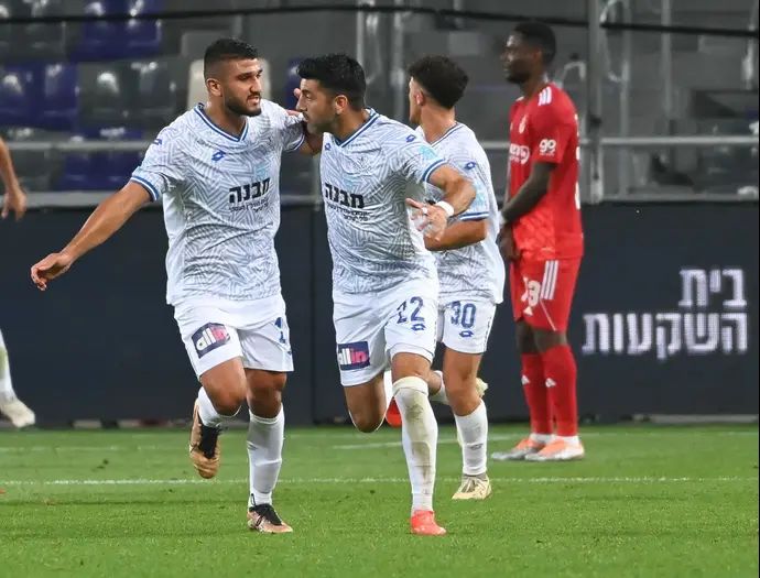 אבי ריקן עם אופק אושר שחקני הפועל פתח תקוה חוגגים