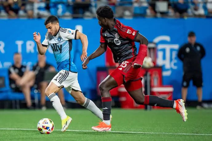 שחקן שארלוט, ליאל עבדה, מול שחקן טורונטו ניקסון גומיס