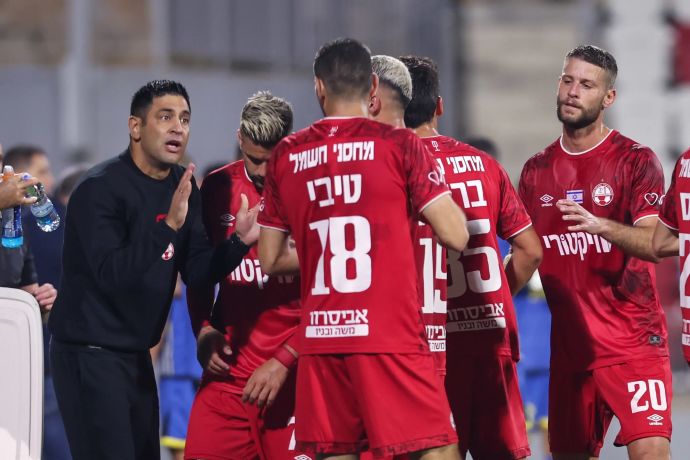 אליניב ברדה מאמן הפועל באר שבע מתדרך את שחקניו