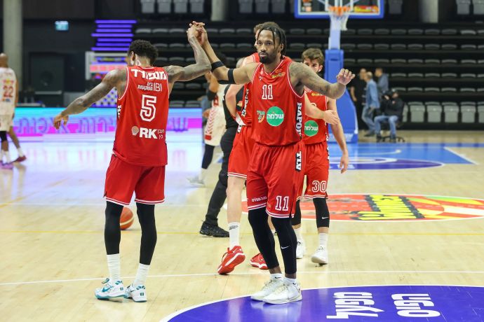 בריאן אנגולה חוגג עם קסבייר מנפורד הפועל תל אביב