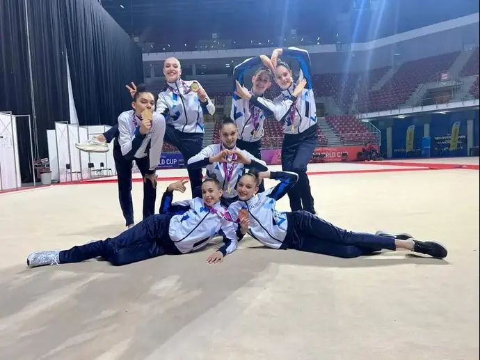 שני בקנוב ובנות נבחרת ההתעמלות האמנותית