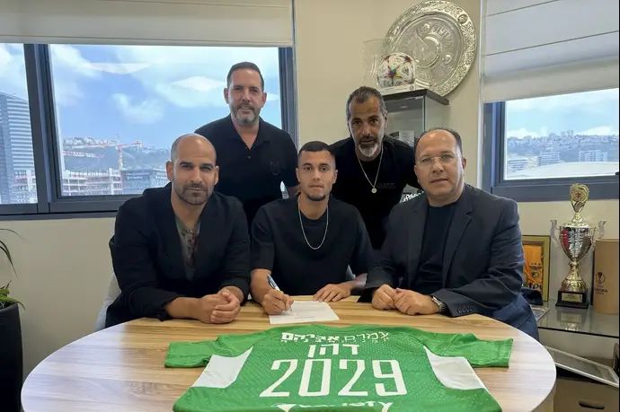 החלוץ עומר דהן, עם סוכנו שחר גרינברג ועם איציק עובדיה, גל אלברמן, אחרי שחתם עם הארכת חוזה במכבי חיפה