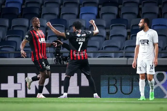 שחקן הפועל חיפה פרנן מאיימבו חוגג עם מוחמד קמארה