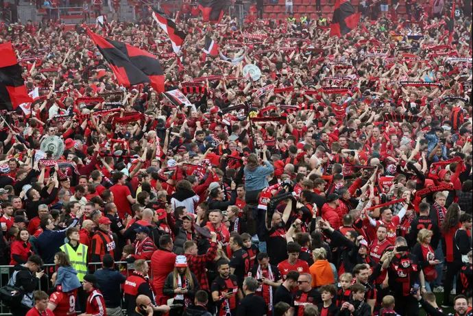 אוהדי באייר לברקוזן חוגגים