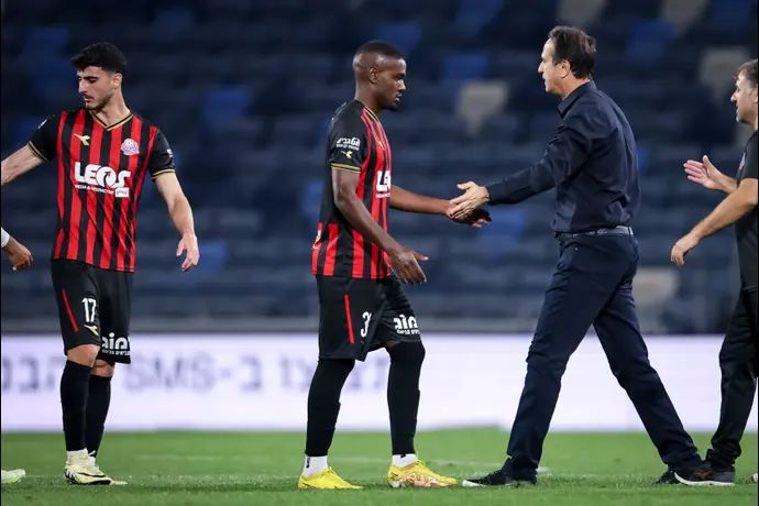 מאמן הפועל חיפה רוני לוי עם עודד צוקול