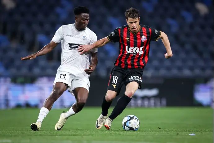 שחקן הפועל חיפה גיא מלמד ליד שחקן בני ריינה מוחמד אוסמן