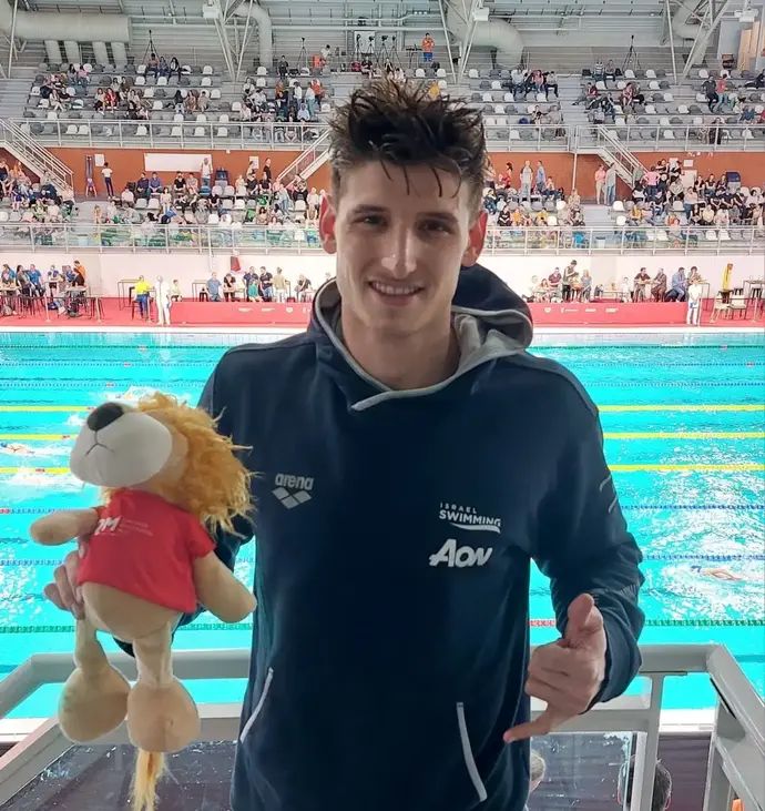 מירון חרותי, שחיין ישראלי