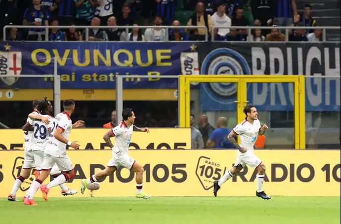 שחקני קליארי חוגגים נגד אינטר