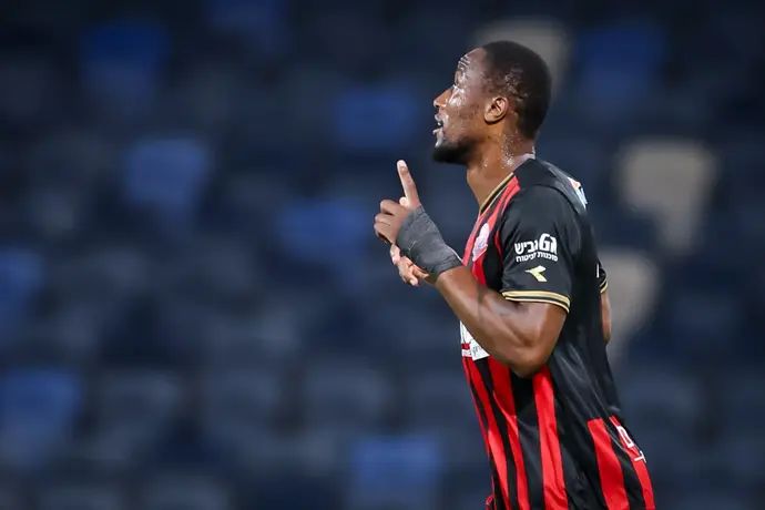 פרנן מאיימבו חוגג שער של הפועל חיפה