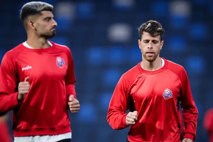 שחקני הפועל חיפה גיא מלמד, תומר יוספי מתחממים