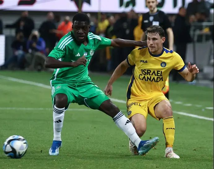 גבי קניקובסקי שחקן מכבי תל אביב מול עלי מוחמד מכבי חיפה