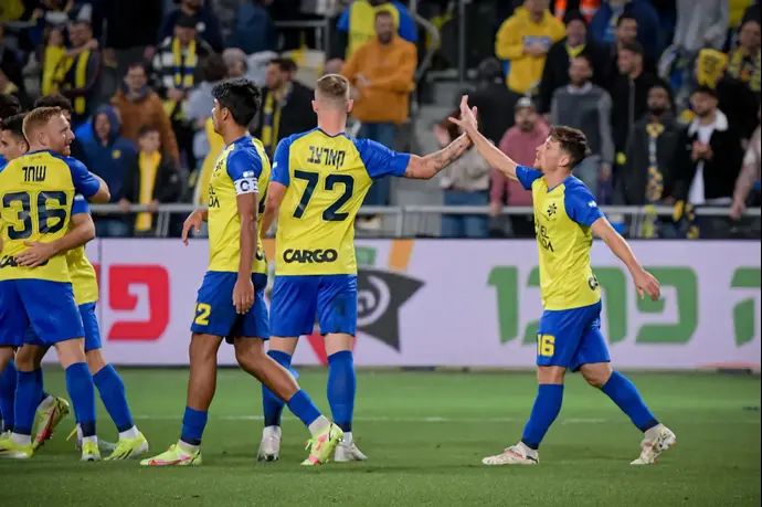 שחקני מכבי תל אביב חוגגים עם גבי קניקובסקי