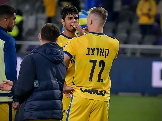 דור פרץ עם עדן קארצב שחקני מכבי תל אביב