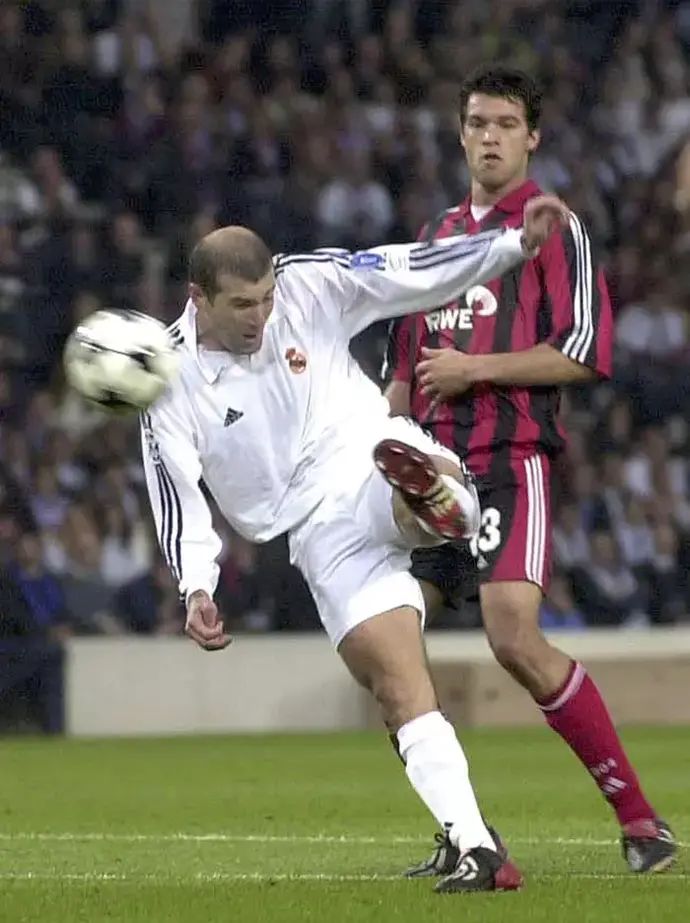 זינדין זידאן שחקן ריאל מדריד כובש את שער הניצחון מול באייר לברקוזן בגמר ליגת האלופות 15.5.2002