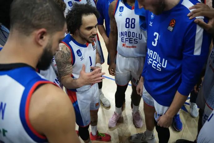 שיין לארקין עם שחקני אנאדולו אפס