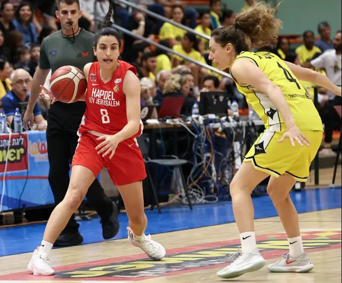 שיר תירוש שחקנית הפועל לב ירושלים עם הכדור מול עדן רוטברג שחקנית אליצור רמלה