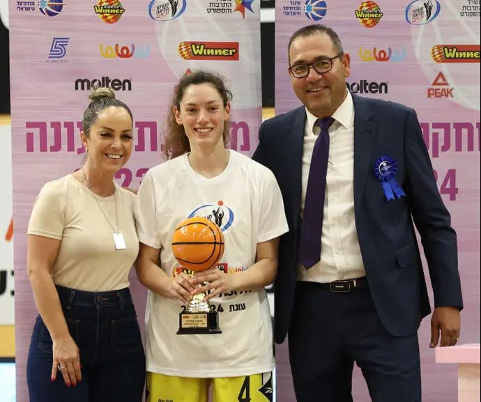 עדן רוטברג שחקנית אליצור רמלה עם פרס השחקנית המצטיינת