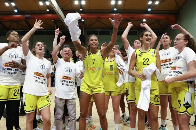 שחקניות אליצור רמלה חוגגות אליפות, ג'ני סימס במרכז