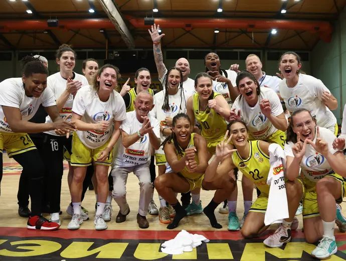 שחקניות אליצור רמלה חוגגות אליפות