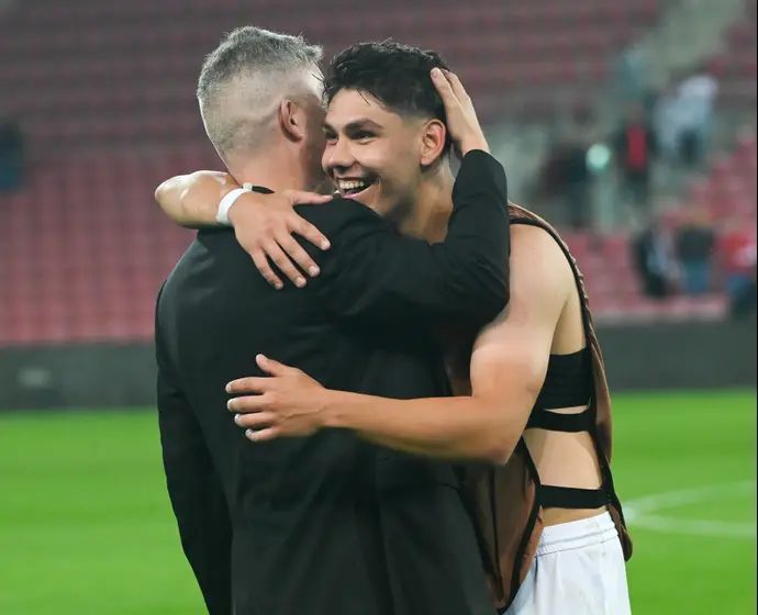 אנטוניו ספר שחקן הפועל באר שבע עם המנכ"ל גיא פרימור