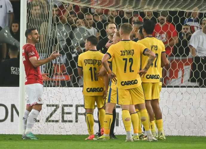 שחקני מכבי תל אביב עטים על השופט יגאל פריד, רועי גורדנה שחקן הפועל באר שבע משמאלם