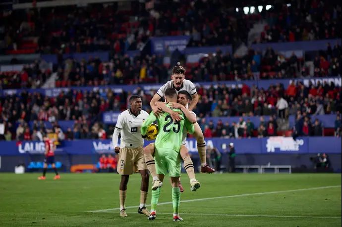 שחקני ולנסיה חוגגים עם השוער גיורגי ממרדשווילי