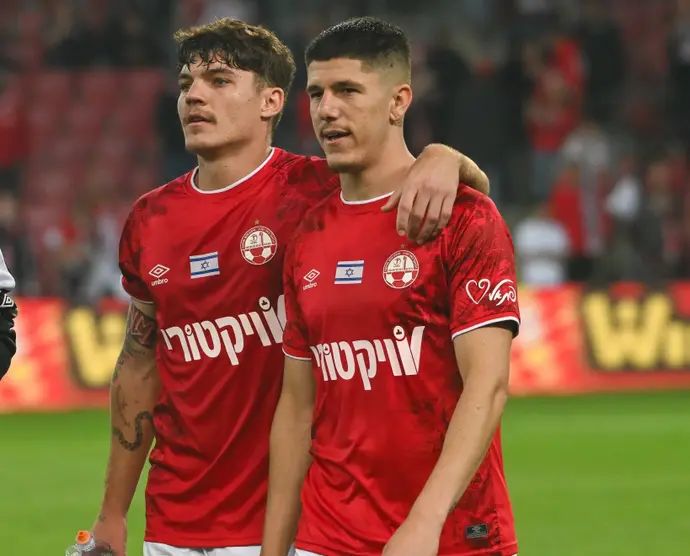 אור דדיה (מימין) עם יוני סטויאנוב שחקני הפועל באר שבע