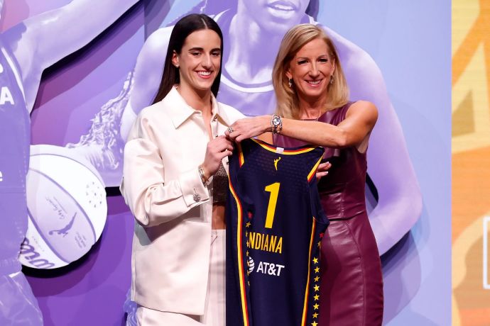 קייטלין קלארק לצד קומישינרית ה-WNBA קטי אנגלברט אחרי בחירתה בדראפט