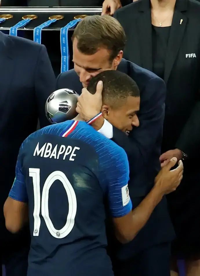 שחקן נבחרת צרפת קיליאן אמבפה מתחבק עם נשיא צרפת עמנואל מקרון