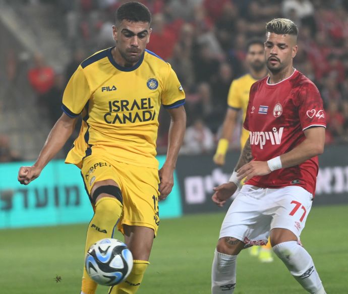 רז שלמה שחקן מכבי תל אביב לפני רותם חטואל שחקן הפועל באר שבע