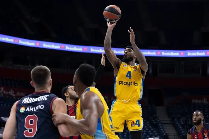 שחקן מכבי תל אביב לורנזו בראון