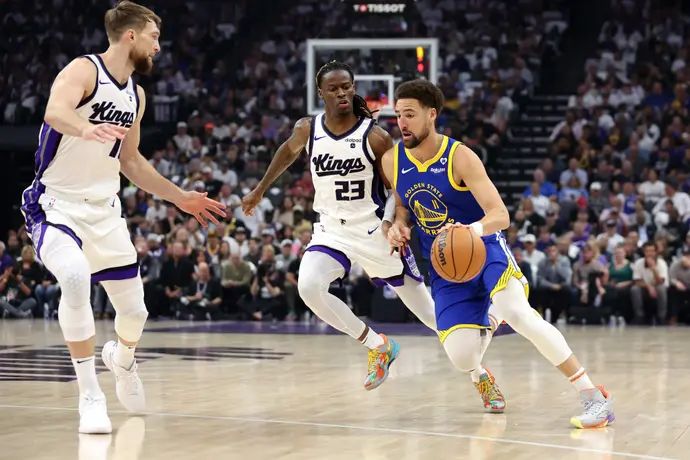 קליי תומפסון, גולדן סטייט ווריירס, מול שחקני סקרמנטו קינגס קיאון אליס, דומנטאס סאבוניס