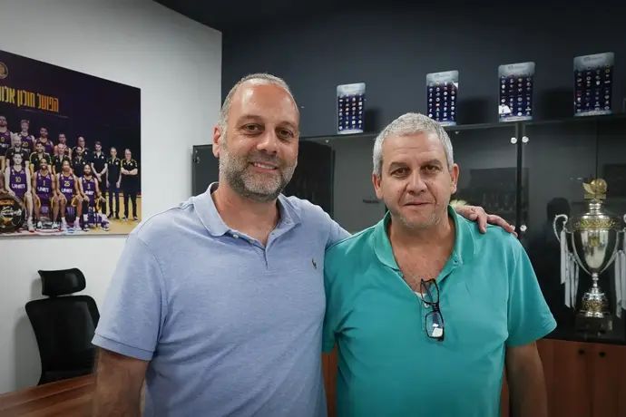 יו"ר הפועל חולון איתן לנציאנו עם יו"ר מכבי רמת גן חן שניידרמן