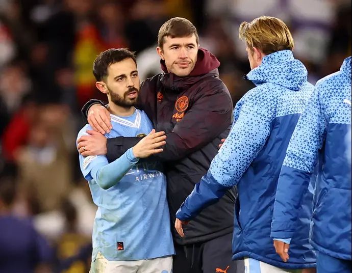 שחקני מנצ'סטר סיטי מנחמים את ברנרדו סילבה אחרי שהוא החמיץ פנדל נגד ריאל מדריד