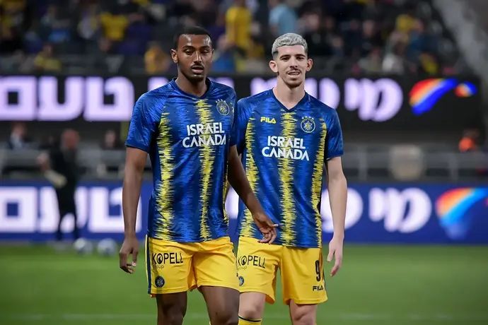 דור תורג'מן עם יונס מלדה שחקני מכבי תל אביב בחימום