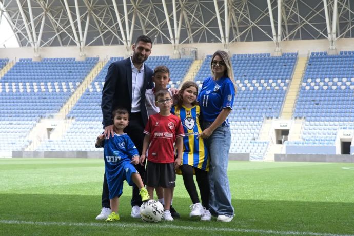 איתי שכטר ומשפחתו ביום הפרישה מכדורגל