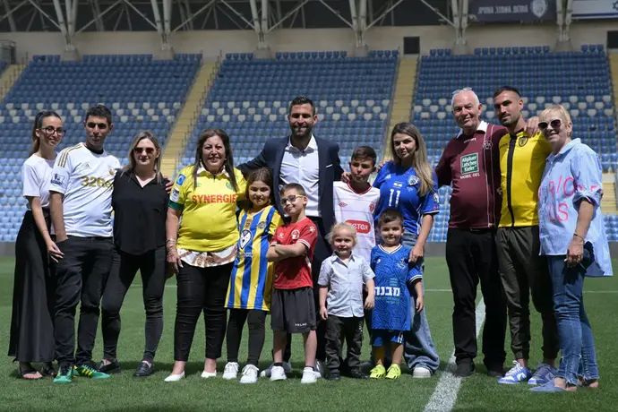 איתי שכטר עם משפחתו