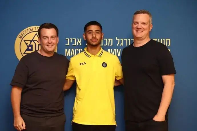עידו עולי שחקן מכבי תל אביב לאחר חתימת החוזה עם המנכ"ל בן מנספורד והמנהל הטכני דומיניק פרייס