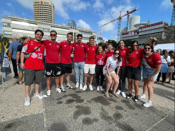 שחקני הפועל תל אביב בכיכר החטופים באירוע לציון יום הולדתו ה-50 של צחי עידן שנמצא בשבי החמאס