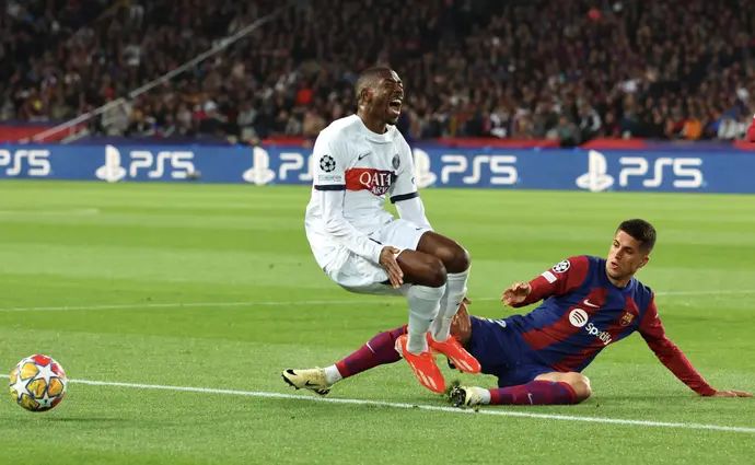 שחקן ברצלונה ז'ואאו קאנסלו מכשיל את שחקן פריז סן ז'רמן עוסמאן דמבלה