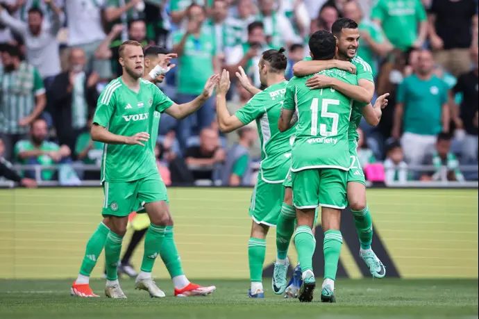 שחקני מכבי חיפה חוגגים עם דין דוד