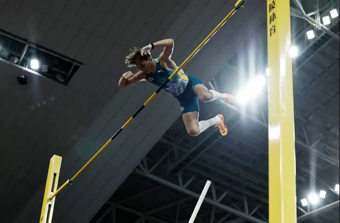 ארמנד דופלנטיס קופץ במוט שבדי קובע שיא עולם חדש