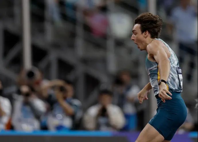 ארמנד דופלנטיס קופץ במוט שבדי חוגג שיא עולם חדש