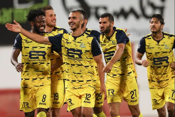 קייס גאנם חוגג עם שחקני בני ריינה