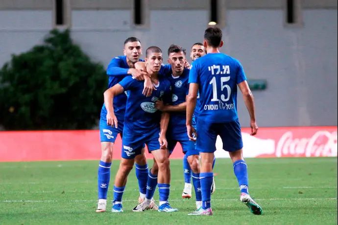שחקני מכבי פתח תקוה חוגגים עם ניב יהושע