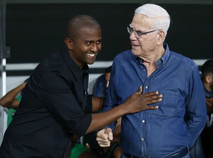 יעקב שחר נשיא מכבי חיפה עם המאמן מסאי דגו